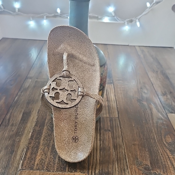 New Luxury Tory Burch Beige Pebbled Thong Sandals - Picture 6 of 11